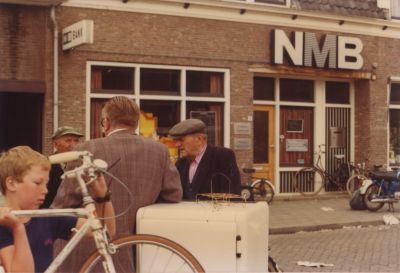 NMB-Bank
v.l.n.r.Jan Pouw,brugwachter, Kobus van Vuuren en Klaas Schriek.
De NMBbank stond ernog.
