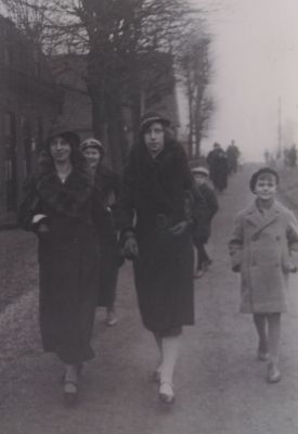 Op-weg-naar-de-Kerk
Links Bep Middelkoop Adr- dochter  Rechts Bep Middelkoop Jac- dochter  Op de Dammerweg op weg naar de kerk
Trefwoorden: Bewoner Inwoner