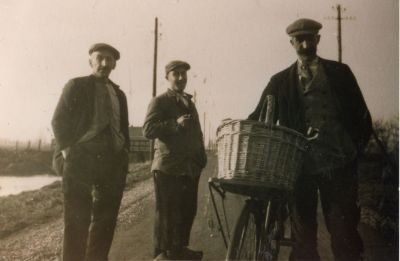 Middenweg-bewoners
Drie-bewoners-van-de-Middenweg.
Met name met fiets en mand : Floor Evers,
midden : Jaap Kostelijk,
links : Klaas Kostelijk
