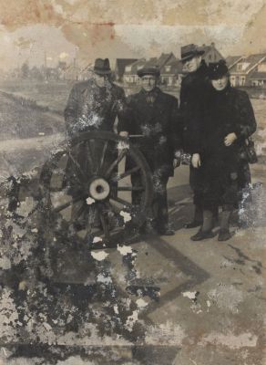 Een-Ooievaarsnest
V.l.n.r. J.Lodeweegs, T.de Groot, H.Pos en mevrouw L.J.Peelen van Veen.
Tesamen met een achterwiel van een boerenwagen voor het plaatsen van een ooievaarsnest.

