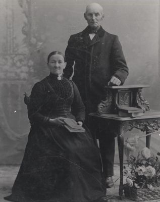 Coenraad-Hoetmer
Coenraad Hoetmer Geb 9-12-1837 overleden 8-1-1924   en zijn 2e vrouw Marie Fortuin
Trefwoorden: Familiefoto