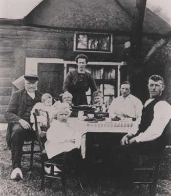 Familie-van-EE
Ver in de Spiegelpolder rechts van de huidige Spiegelweg-  Verdwenen i v m de zandwinning-  Boerderij
Trefwoorden: Familiefoto