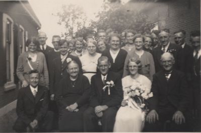 Huwelijk-Jan-en-Sophie-Dubelaar-Versteeg
De familie op de foto bij het huwelijk van Jan en Sophie Dubelaar-Versteeg.
Trefwoorden: Overmeerseweg