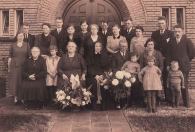 Familie-Hagen
Voor het zusterhuis op de Dammerweg-  Feest zuster Consolata Hagen
Trefwoorden: Familiefoto