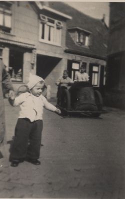 Wim-Schoordijk
Wim was de oudste zoon van Jan Schoordijk die een kruidenierswinkel had in de Brugstraat
Trefwoorden: Familiefoto