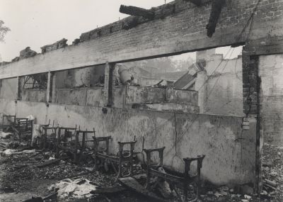 Schuimrubberfabriek-Riviera-na-de-brand
Schuimrubberfabriek Riviera na de brand in 1965.
Op Pinksterzaterdag in de brand gevlogen.
