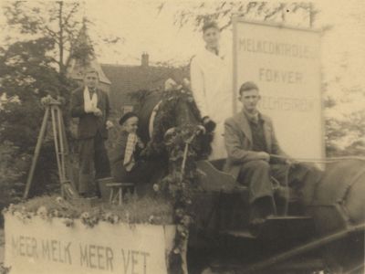 Koninginnendag
Praalwagen ter ere van  verjaardag Koningin Juliana, bij het kasteel “de Nederhorst”.
Op de bok van deze wagen: Piet Snoek jr. van de Reeweg
