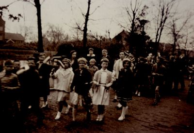 Koninginnedag
Schoolkinderen op weg naar het gemeentehuis-  Koninginnedag 30 april 1957-  Naast onbekend meisje loopt Frida Bouwer  witte rok -  daarnaast Nel Schriek en Ria van Weeghel
Trefwoorden: Optocht