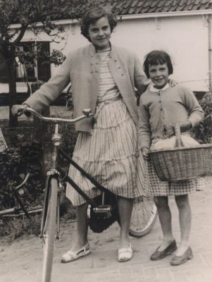 Door-een-fotograaf-gemaakt-portret
Foto gemaakt door een fotograaf op de Overmeerse kermis.
Twee onbekende meisjes.
