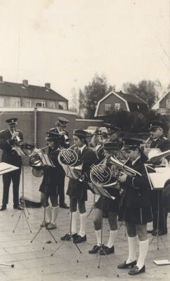Crescendo
Wijnand Tamming dirigeert de drumband van Crescendo.
Ook in beeld Leni Kostelijk . Het vindt plaats bij de Kremerschool.
