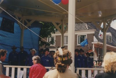 Pleinfeest-Thema-Amerika
Line-Dance Country optreden .
Voor met rode jas : Wil Das me daarnaast Peter Das.
Trefwoorden: Pleinfeest