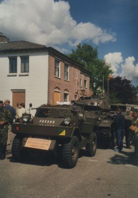 Militaire-voertuigen
Militaire voertuigen voor het Gemeentehuis, Voorstraat.
10 mei 2003. Keep them Rolling.
