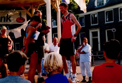 Pleinloop
Burgemeester Don Bijl geeft het startschot van de Pleinloop in het dorp.
Cees Stalenhoef geeft commentaar bij de wedstrijd .
Arie van Houten heeft de startlijst in zijn handen.
