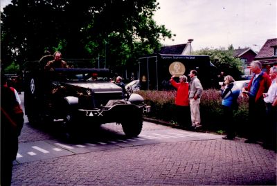 Oud-legervoertuig
Keep them rolling. Vereniging van oude legervoertuigen.
Voorstraat, het Plein, 60 jaar bevrijding. 
5 mei 2005

