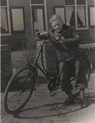 Jongen-op-fiets
Aart Vendrig op de fiets.
