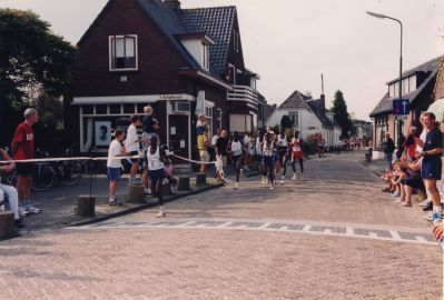 Ronde-van-Overmeer
Ronde van Overmeer.
Het witte huis is een overblijfsel van de stal van de buitenplaats Overmeer.
Voorheen woning van Wijngaarden.
