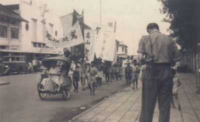 Chinese-Begrafenis
Nederlands Indië te Palembang.
Een Chinese begrafenis voor een school.
De begrafenis is verliep in een pittige mars.

