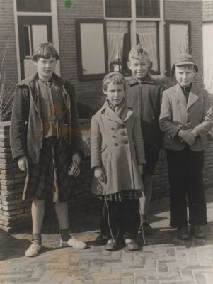 Door-een-fotograaf-gemaakte-foto
Foto gemaakt t.g.v. de Overmeerse kermis.
Kinderen van de familie Venneman,  Meerlaan.
