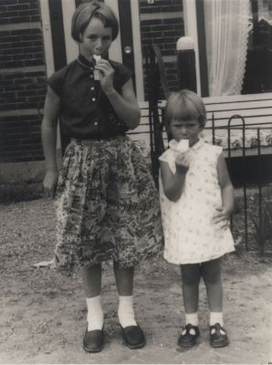 Foto-gemaakt-tijdens-de-Overmeerse-Kermis
Twee meisjes Vossepoel.
