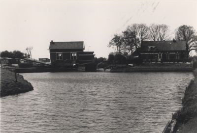 Poldergemaal-Horstermeer
Rechts de woning van de beheerder van het gemaal, op de voorgrond de maalkom.
