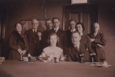 Personeel-gemeentehuis
Gemeentehuis Voorstraat. 1936
Gemeentehuis: H.v.der Veen, J. Krol gemeente ambtenaar, mevr. Krol, Hr. Brouwer, Burgemeester G. Graaf, 
Schimmelpenninck, H. Pos, Jack Nieuwendijk, mevr. Nieuwendijk.
