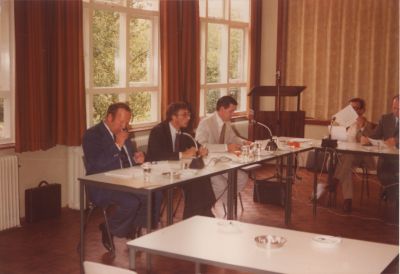 Raadsvergadering-in-het-jeugdgebouw
Raadsvergadering in het Jeugdgebouw in de Kerkstraat in 1978.
V.l.n.r. J.G.Klein (VVD) H.Snaterse (VVD) Klaas Vroegindeweij (CDA) Dick P.Blok (PVDA) Henny Roukens (CDA)

