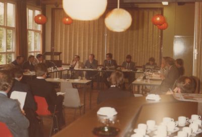 Raadsvergadering
Achter de bestuurstafel: van rechts naar links:
D.Bergman-Th.Jansen-W.v.Deutekom-R.Hofstede-Burgemeester C.de Groot-H.Roukens-D.P.Blok-K.Vroegindeweij-H.Snaterse-J.G.Klein.
