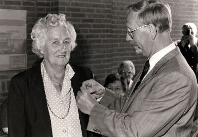 MW-Gilissen-de-Jager
Mevr H Gillissen-de Jager krijgt de koninklijke onderscheiding opgespeld door de burgemeester J Goudberg 12 mei 1993
Trefwoorden: Koninklijke Onderscheiding