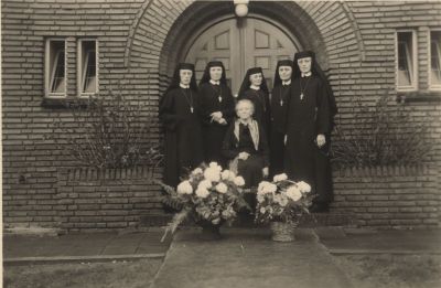 5-nonnen
Vijf nonnen uit de familie Smits voor het zusterhuis.
Waarschijnlijk vertrekt er 1 naar de missie.
