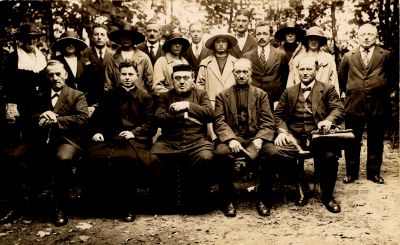 Pastoor-met-kapelaan-en-parochianen
In het midden Pastoor v.d. Burg (1908-1927) met Kapelaan Drost en diverse parochianen in de Pastorietuin..
