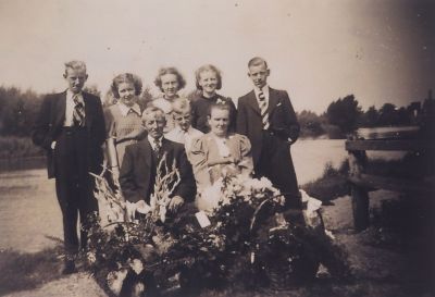 Familie-Overes
Familie Overes aan het Jaagpad, Overmeer.
V.l.n.r. Kees, Bep, Mien, Truus en Gijs.
Midden tussen vader Kees Overes en moeder M. Overes Wammes staat zoon Jan.
