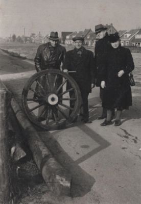 Ooievaarsnest
Ooievaarsnest in de Voorstraat.
V.l.n.r. J.Loodeweegs,T.de Groot, H.Pos en Mevr.L.J.Peelen- van Veen met het wiel en de palen voor het ooievaarsnest.
Nederhorst den Berg , 3 maart 1951. L.J.Peelen van Veen
