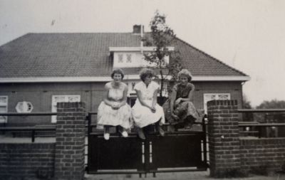 Drie-dames-voor-de-School-met-de-Bijbel
School met den Bijbel aan de Dammerweg.  Op 13 januari 1903 gesticht, in 1968 samengegaan met de Warinschool.  Het gebouw kwam daarna in gebruik bij de Brandweer.
