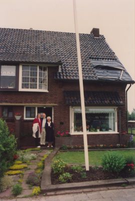 RRabbijn-en-mevrouw-Snel
Rabbijn en mevrouw Snel voor het huis aan de Dammerweg.
