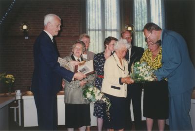 Yad-Vashem-onderscheiding-Jan-Snel-postuum
Yad Vashem onderscheiding uitgereikt aan Jan Snel postuum op 12 mei 1993 in het Gemeentehuis aan de Voorstraat.
Trefwoorden: Gemeente