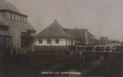 Boerderij-en-woningen-in-de-Horstermeer
In het huis met het puntdak was SRV melkhandel F.Stoker gevestigd.
Het huis op de voorgrond heet 