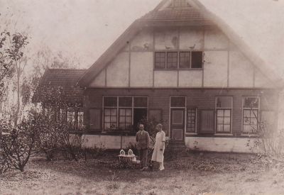 Het-Jachthuis-Fam-van-Heemskerk
Het Jachthuis van de  Fam van Heemskerk.
-Het Jachthuis- werd gebouwd in 1903 in opdracht van de Heer H.C. van der Honert uit Baarn, directeur van de Deli-Maatschappij te Amsterdam.
Van der Honert pachtte samen met zijn collega A. Janssen het jachtrecht in de Horstemeer.
Aanvankelijk bestond -Het Jachthuis- alleen uit de villa waarvan de voorzijde gebruikt werd voor de jachtbijeenkomsten.
Aan de achterkant was de woning voor de jachtopziener.
Na de dood van de heer Van der Honert werd -Het Jachthuis- verkocht en kwam er een boerenbedrijf.
Aan het boerenbedrijf kwam eind jaren tachtig een einde.
-Het Jachthuis- kwam in 1991 op de lijst van het Monumenten Inventarisatie Projekt, als zijnde -van belang vanwege de architectonische vormgeving- .
Nu is -Het Jachthuis- woning en is er in de stal  een concertruimte voor -Kamermuziek  -t Jagthuis-.
Zie verder: Werinon -Het jaar van de boerderij-. Nederhorst den Berg.
Trefwoorden: Jagthuys, Jagthuis