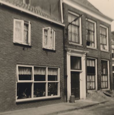 Bakkerij-J-v-d-Linden-aan-de-Reevaart
Voorstraat 4.
Het hoge huis links is het vroegere gemeentehuis. 
De Reevaart was nog niet gedempt.
