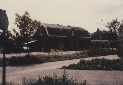 Polderhuis
Het Polderhuis- Het Middelste gedeelte was een zaal waar de vergaderingen van het polderbestuur   werden gehouden-  Aan de zijkanten waren in totaal 2 woningen-  Het werd het Polderhuis genoemd
Trefwoorden: Meerhoekweg