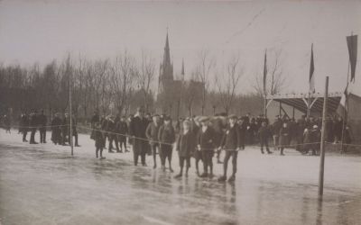 IJswedstrijden
De eerste ijsbaan gelegen in de Blijkpolder-  Voorgrond de ijsbaan-  Op de achtergrond de R K Kerk
Trefwoorden: IJspret
