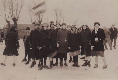 Damesclubje
Damesclubje Zie om het vriespunt Pagina 22 2e van rechts mevr Dolman-Snel 2e van links Fijtje Snel 3e van links Bet van Huisstede
