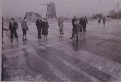Schaatswedstrijden
Schaatswedstrijden gemobiliseerde soldaten-  OP de achtergrond de molen op het Ankeveensepad-  Stichts-Ankeveensemolen
Trefwoorden: IJspret