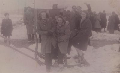 IJsbaan-Meerlaan
Links op de foto Ada Roukens-de Geus in het midden van Huisstede-   Op de ijsbaan Meerlaan
Trefwoorden: IJspret