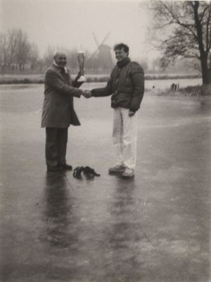 IJsbaan-Blijkpolder
Willem van Huisstede en kleinzoon Guido-  Uitreiking van de Willem van Huisstedebeker op de schaatsbaan aan zijn kleinzoon Guido-  Achtergrond molen aan het Ankeveensepad
Trefwoorden: IJspret