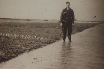 Proef-inundatie
Tuinder Johan v d Berg bekijkt de wateroverlast die is ontstaan na de inundatie in 1940.
