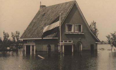 Horstermeer-onder-water-gezet
Dit huis op de Middenweg 147 werd bewoond door de fam. Ruizendaal.
Is in oorlogstijd onder water gezet.
