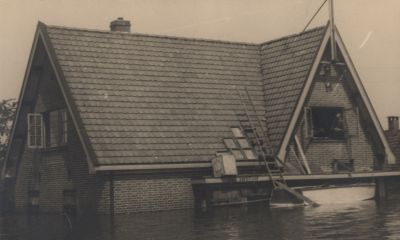 Horstermeer-onderwater
Middenweg 97
Woon-Winkelhuis met garagebedrijf  van Klaas Blom.
Onder water gezet in de oorlogstijd.
