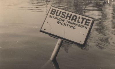 Hostermeer-onder-water-gezet
Bushalte aan de Middenweg nabij de Machineweg.  
Onder water gezet in de 2e wereldoorlog.
De bushalte was toen al een klein jaar opgeheven wegens gebrek aan brandstof.
