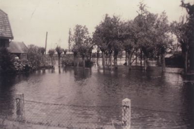 Inundatie
Met inundatie ondergelopen gebied aan de toen nog niet bestaande Lijsterlaan.
Links woonhuis Vossepoel, nu woning van P.de Vreede.
