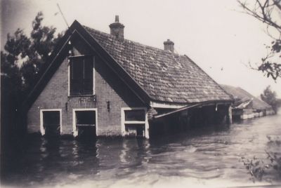 Middenweg-61-varen-op-de-Middenweg
Fam. C.Kroone. Varen op de onder water gezette Middenweg. 
Zie Werinon 57, Themanummer Bevrijding 2005.
